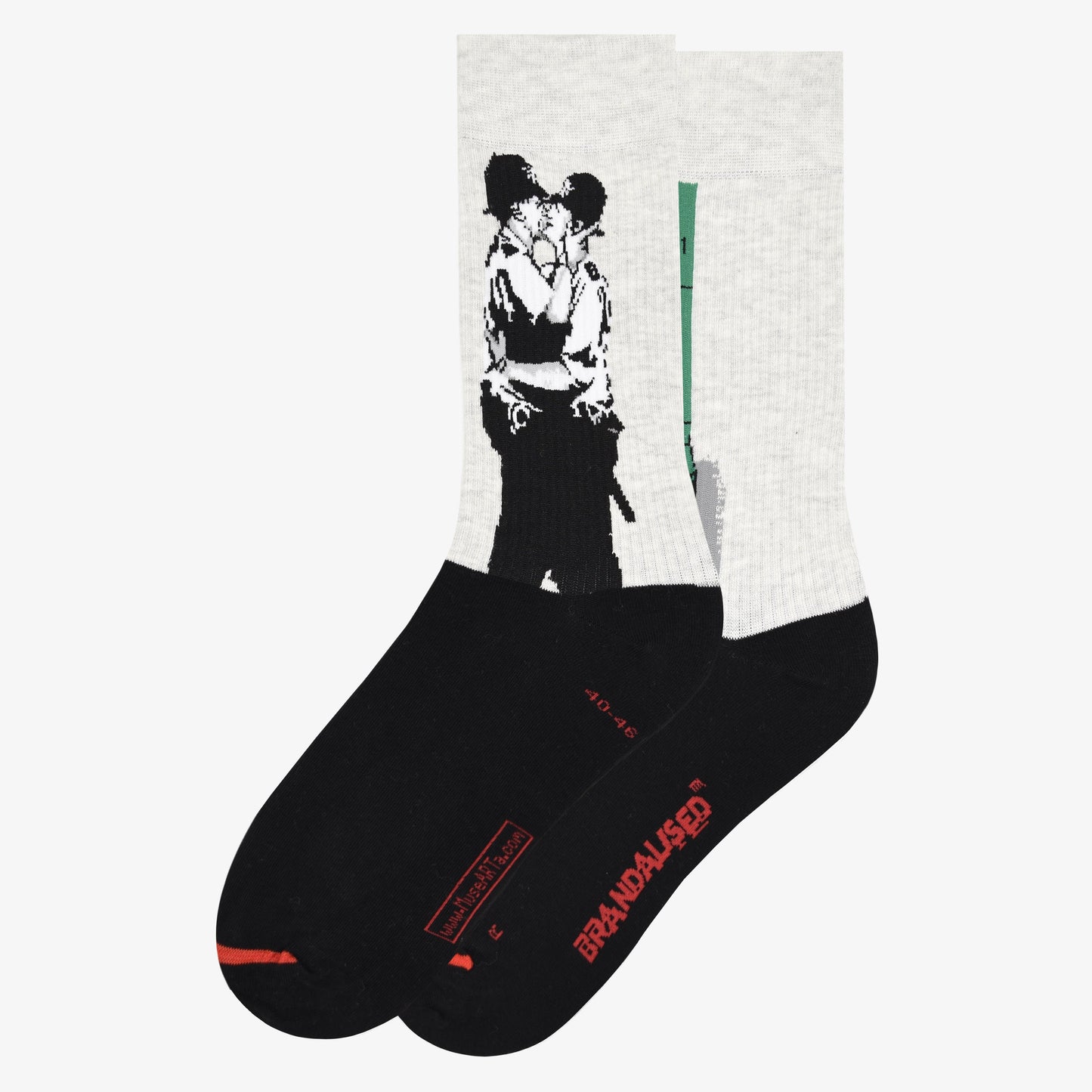 O grafite mais famoso do mundo - beijando policiais